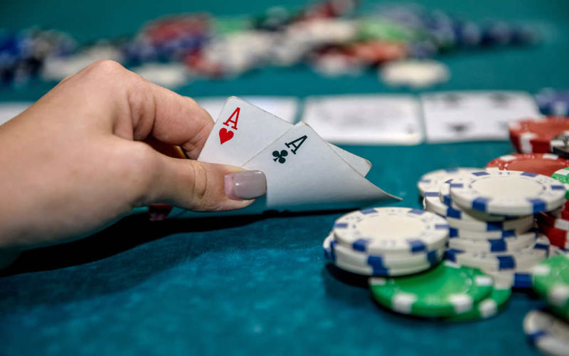 5 Mánh khóe và các chiêu bịp trong Poker - Giả vờ thực hiện Check