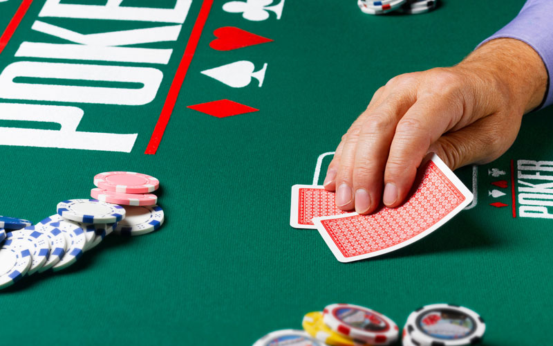 Cần bao nhiêu phỉnh cược cho 1 ván Poker?